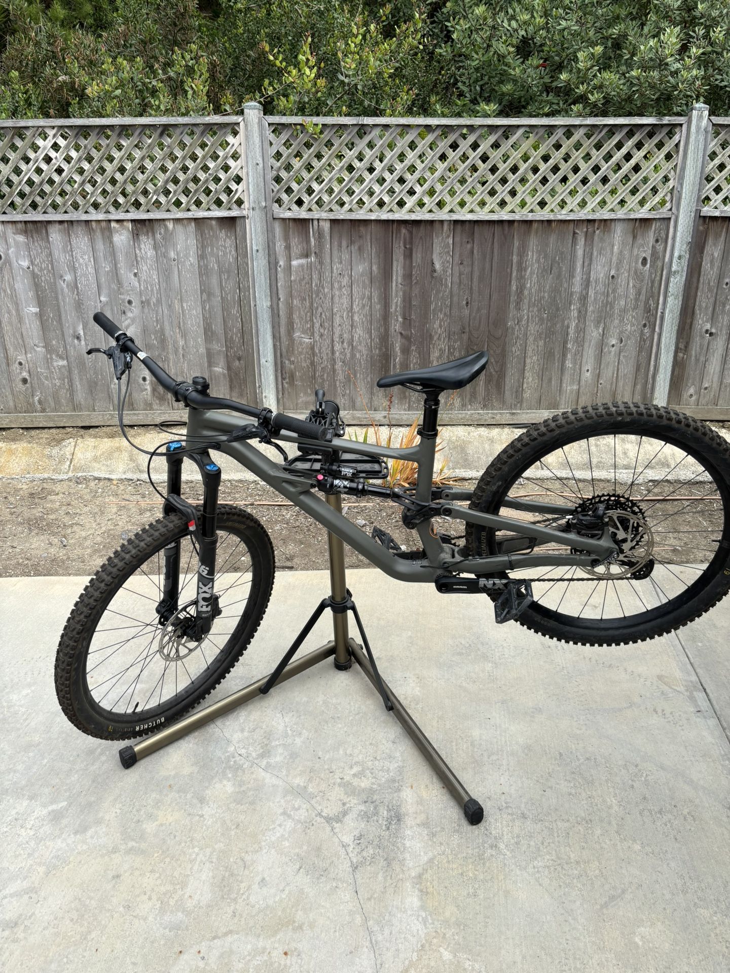 Specialized Status Mountain Bike (Medium)