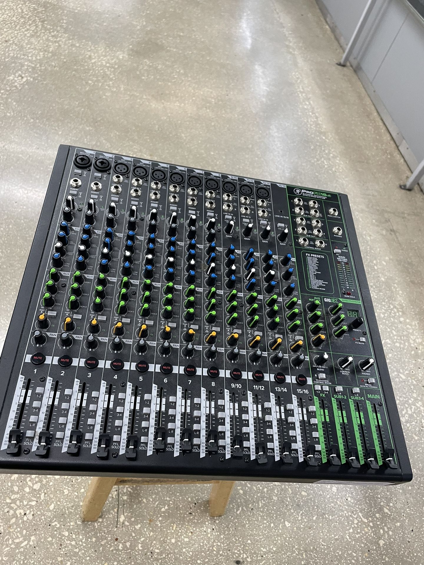 Mackie 16 Channel Professional Effect Mixer With Usb MODEL: PROFX16v3