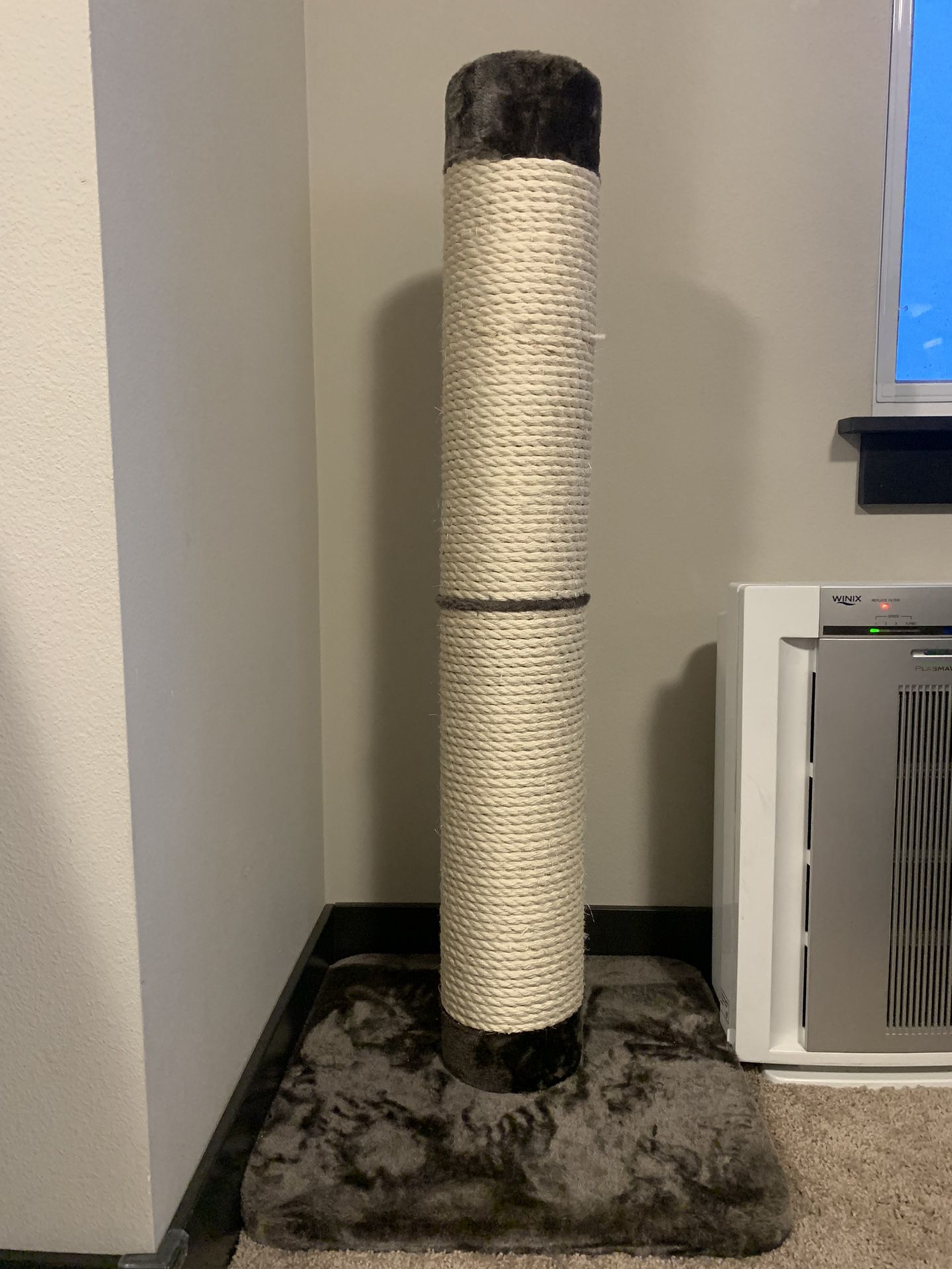LIKE NEW: Large Cat Scratching Post
