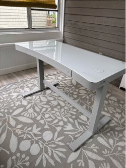 Adjustable standing desk