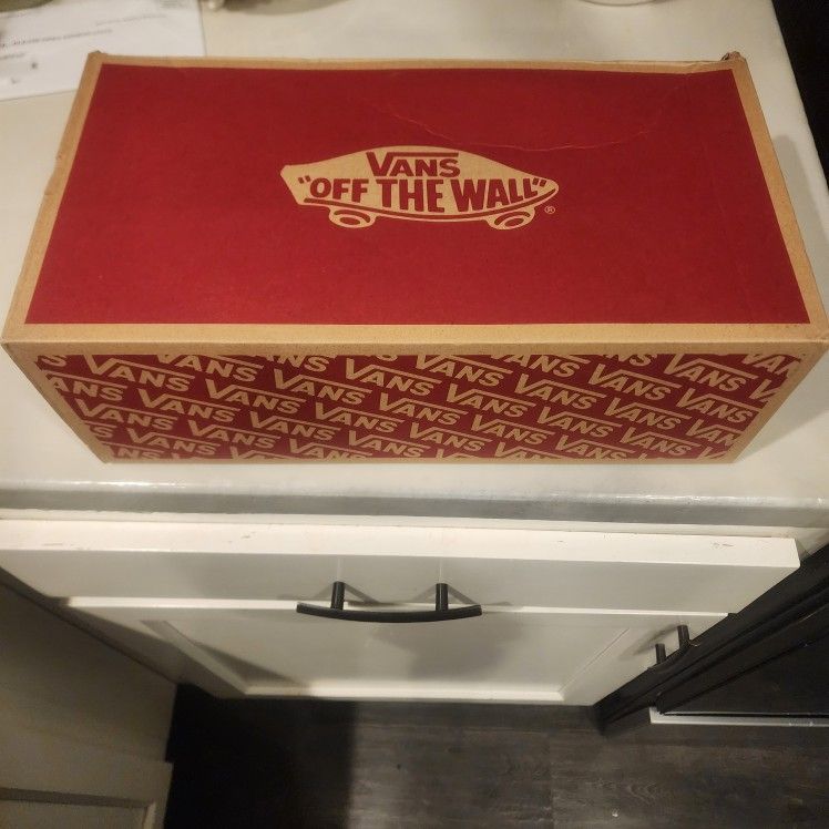 VANS SNEAKERS (BRAND NEW)
