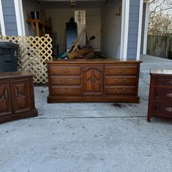 Vintage solid wood bedroom furniture set – available in Nashville