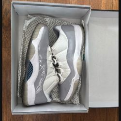 Jordan 11 Low Grey