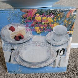 Vintage Fine China Porcelain Dinner Set 20pcs