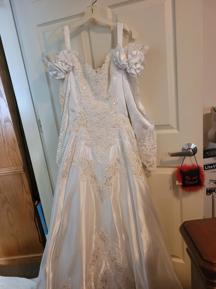 Beautiful Wedding Gown From Daves Bridal Paid 1000.00 For It.