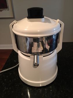 Olympic 1000 centrifugal juicer-excellent working condition-slight warp in top, but it doesn’t affect the operation of the juicer.