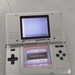 DS NINTENDO SILVER COLOR  PLUS 4 GAMES AND ACCESSORIES 