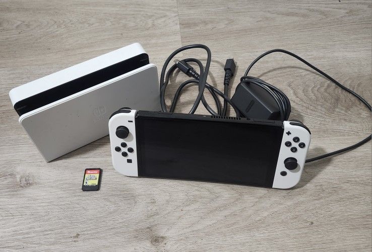 Very Lightly Used Nintendo Switch OLED w/ Game Included