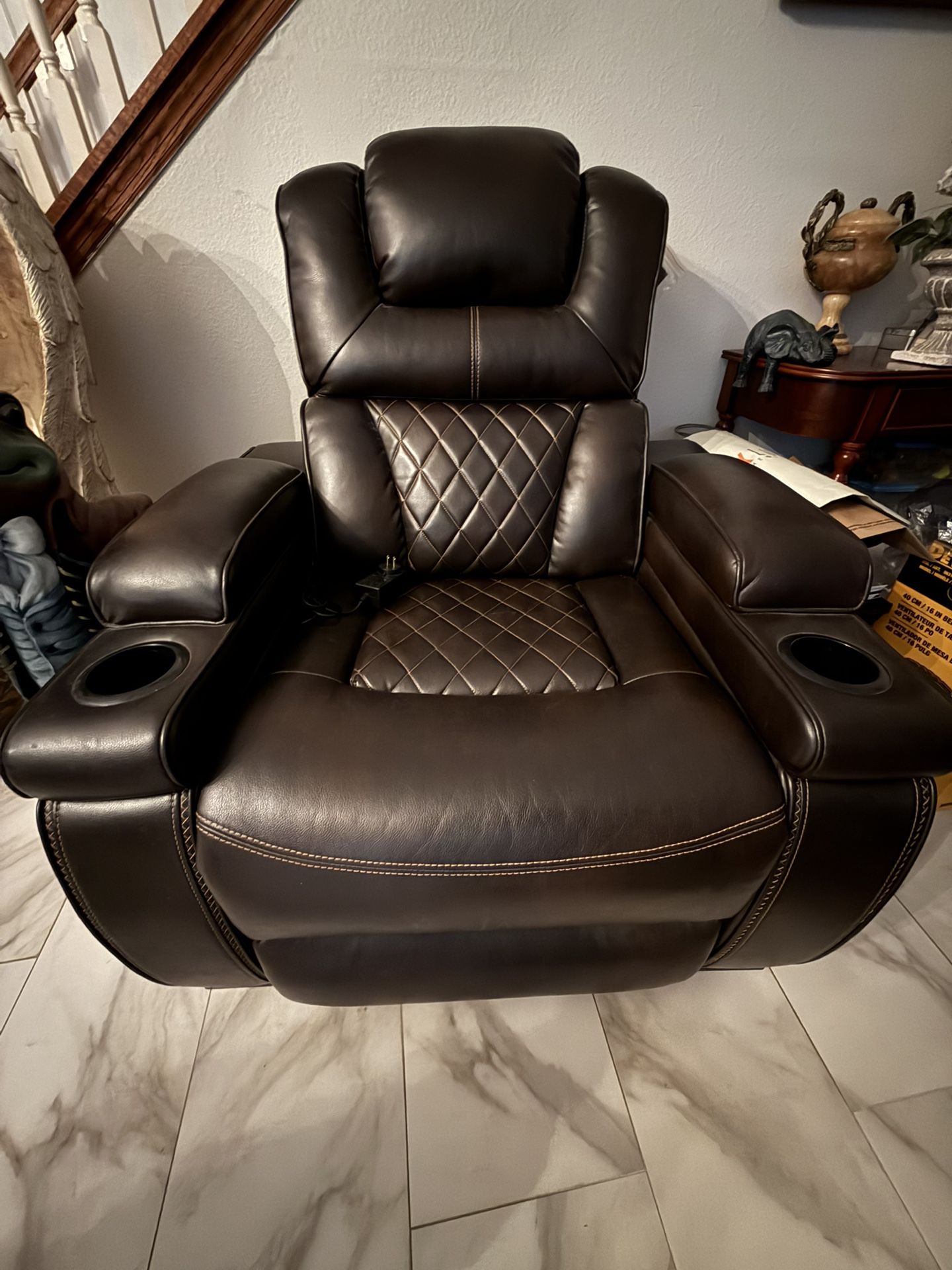 Comfortable leather recliner with cup holders. Power chair brand new never use it moving must sell $290. dollar obo