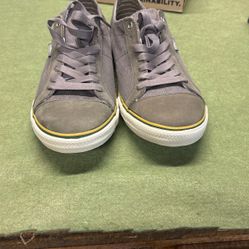 Men’s tennis shoes