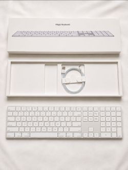 Like new! Apple Bluetooth Wireless Magic Keyboard with Numeric Keypad A1843 with a cable and box