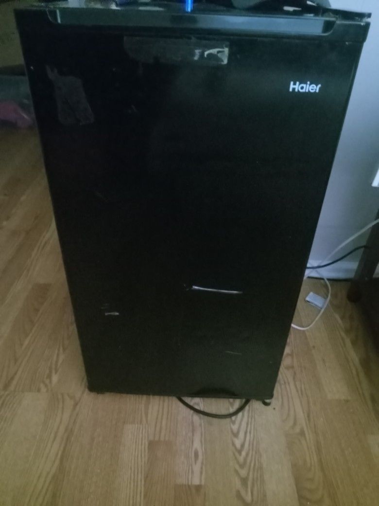 HAIER REFRIGERATOR WITH FREEZER