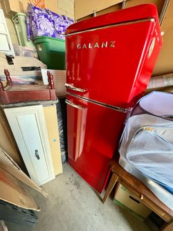 Galanz 7.6 cu. ft. Retro Top Freezer Refrigerator, Hot Rod Red, Energy Star