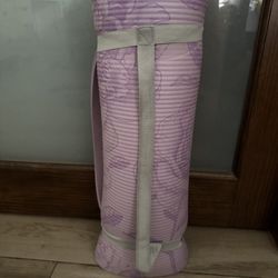 Mat de yoga / ejercicio acolchado con correa – Lila floral 