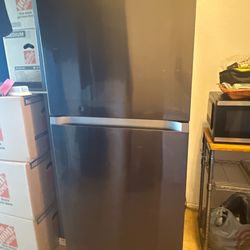 Samsung Top Freezer Refrigerator w/ Ice Maker (Twin Cooling) – Clean & Works Great