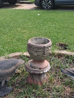Concrete Garden Urn Planter on Pedesta a pair l