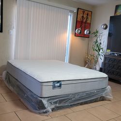 VERY NICE QUEEN SIZE SIMMONS MATTRESS AND BOXSPRING FOR SALE! IN EXCELLENT CONDITION,  FREE DELIVERY