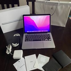 Apple MacBook Pro Laptop Bundle Nice and Sleek LOOK