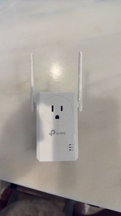 TP-Link 300Mbps Wi-Fi Range Extender (Tl-WA860RE w/power outlet)