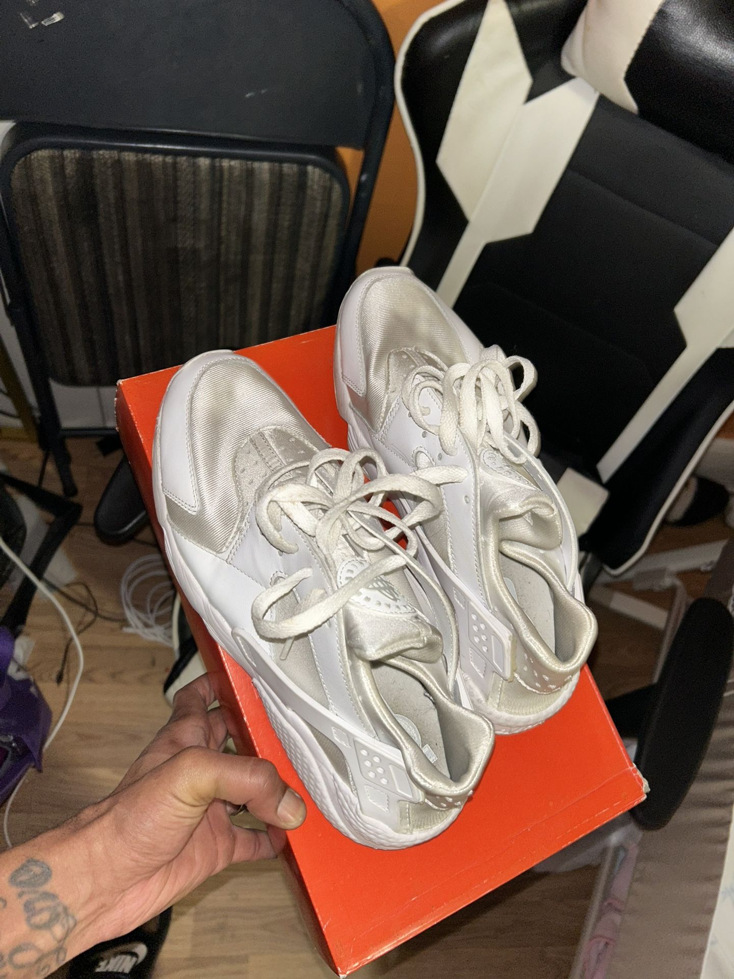 White huarchaes