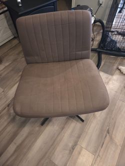 Wide seat desk chair