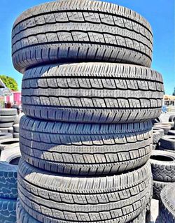 265/55/20 Dulop Selling a set of 4 tires in excellent condition 🫡