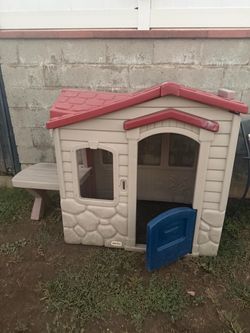 Cabin play house w patio table
