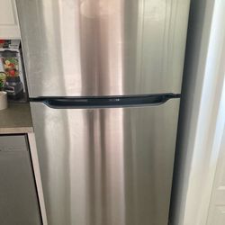 Late model Frigidaire with ice machine