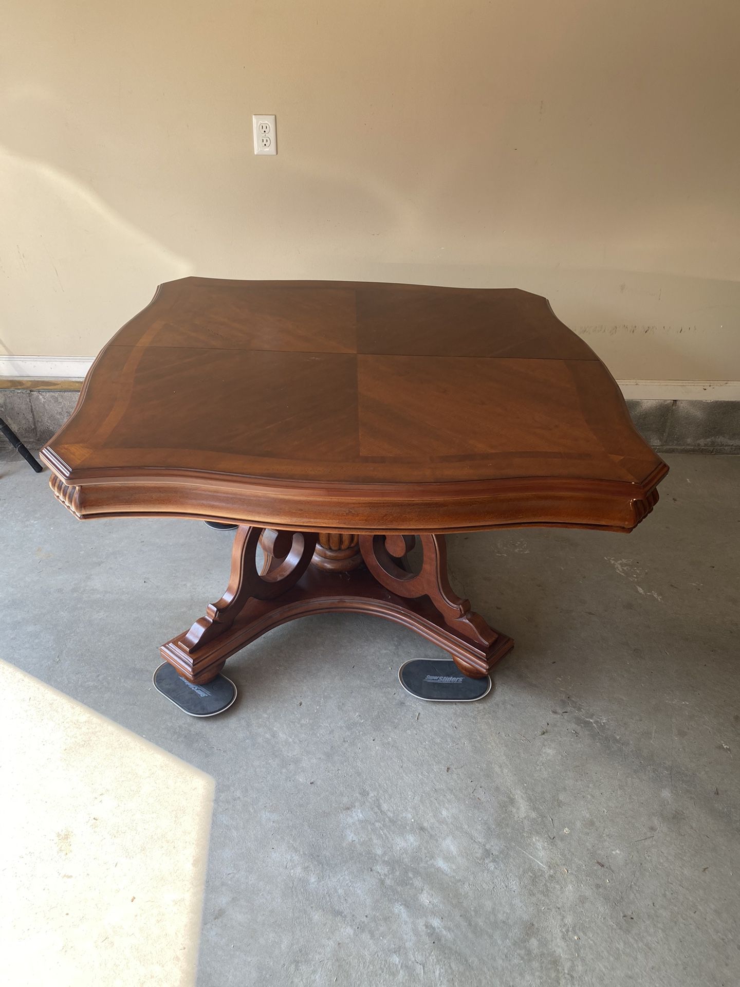 Dinning table with 6 chairs and 2 extenders
