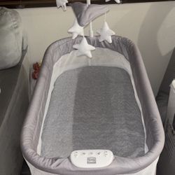 Simmons Kids Baby Bassinet! Barely Used 