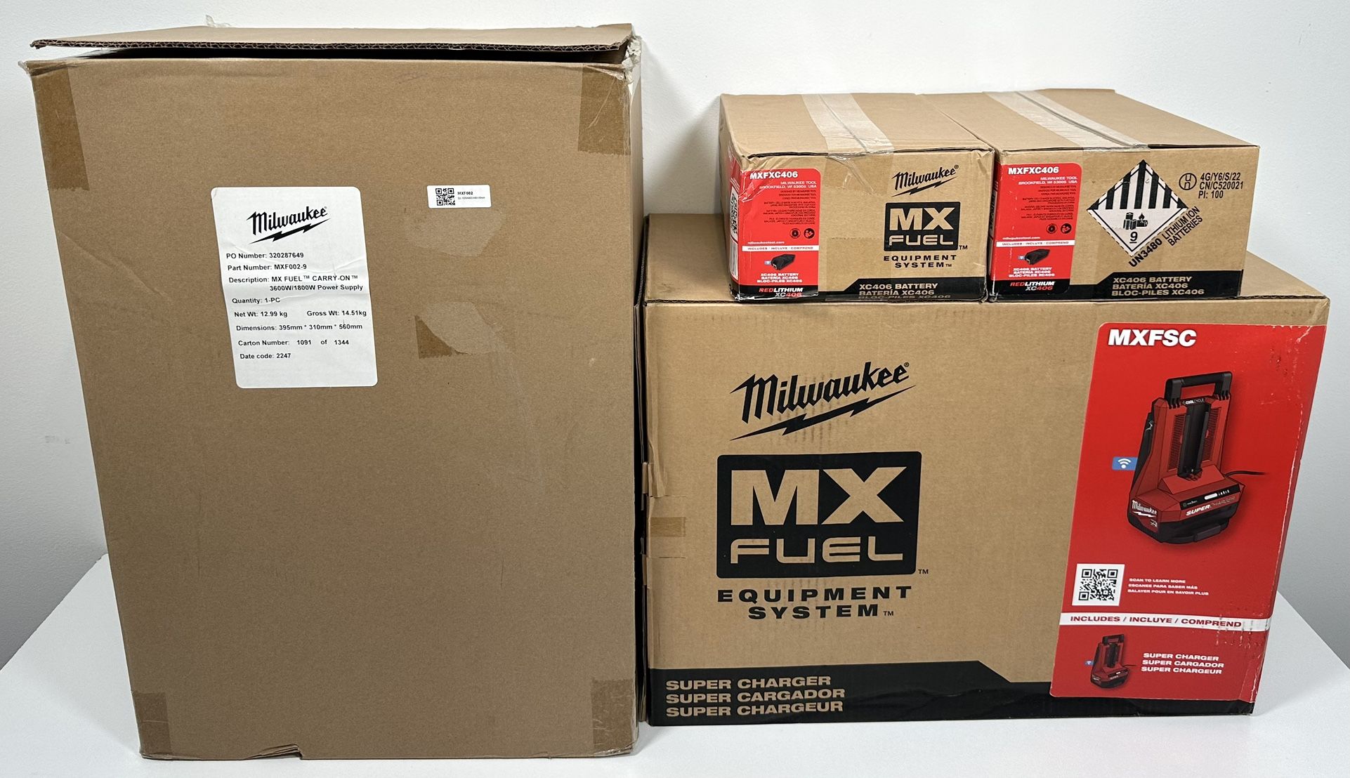 Milwaukee MXF002-2XC MX FUEL 3600W/1800W Power Supply, Battery & Charger Bundle