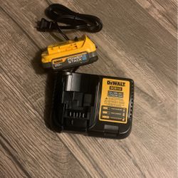 20-Volt MAX DEWALT POWERSTACK Compact Battery and Charger 