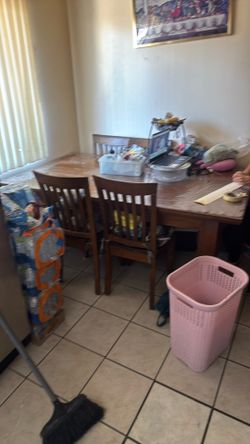Dinning table (free if picked up)
