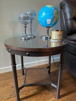 Pair of Round Wooden Accent Tables – Set of 2