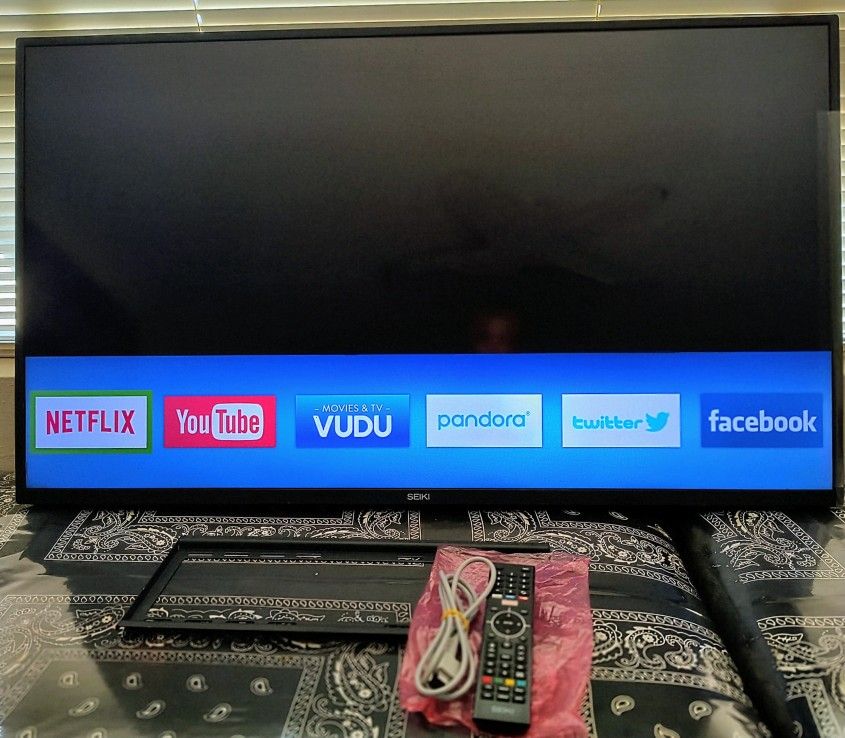 NICE 42IN SMART TV SEIKI.