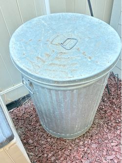 Aluminum trash can with lid