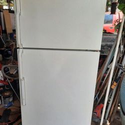 Hotpoint Refrigerator With Ice Maker