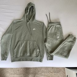 Nike Men’s Sweatsuit Pullover Hoodie & Joggers Set