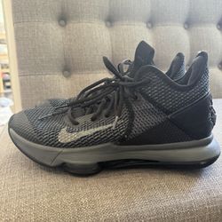 8.5 Men’s Nike Lebron Witness High Top Basketball Shoes
