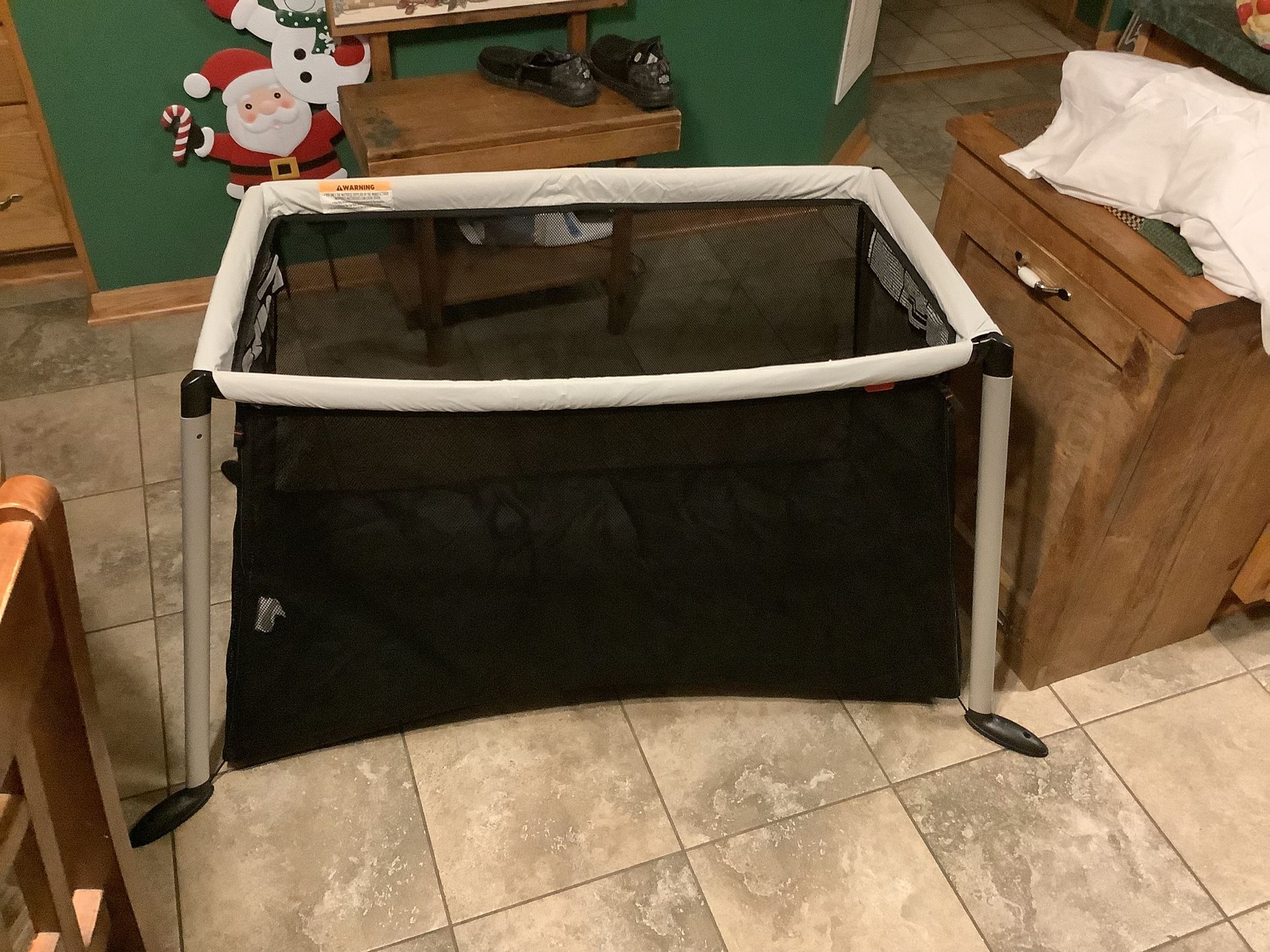 Phil & Ted’s Traveller travel crib lightweight, portable crib that can be use as a bassinet, toddler bed or playpen This is one of the lightest travel