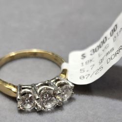 18k Ring With Diamonds 