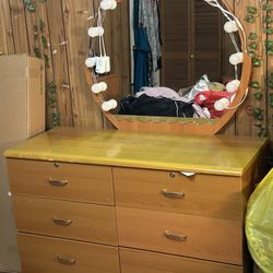 Dresser With Mirror