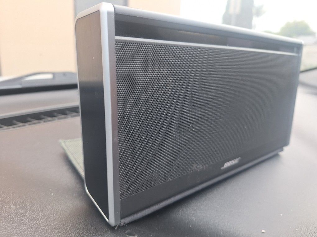 Bose Soundlink Wireless Mobile Speaker Bluetooth Aux Great Condition Sounds Goood