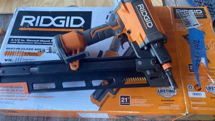 Nail gun/ pistola de clavos