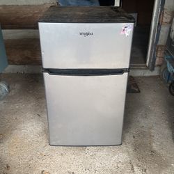 whirlpool mini fridge 