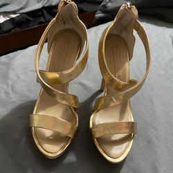 BRAND NEW GOLD BCBG WOMENS HIGH HEELS SIZE 7