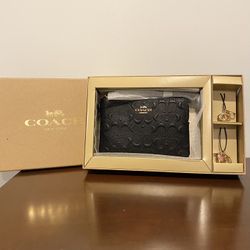 COACH Boxes Corner Zipper Wristlet In Signature Black Leather 