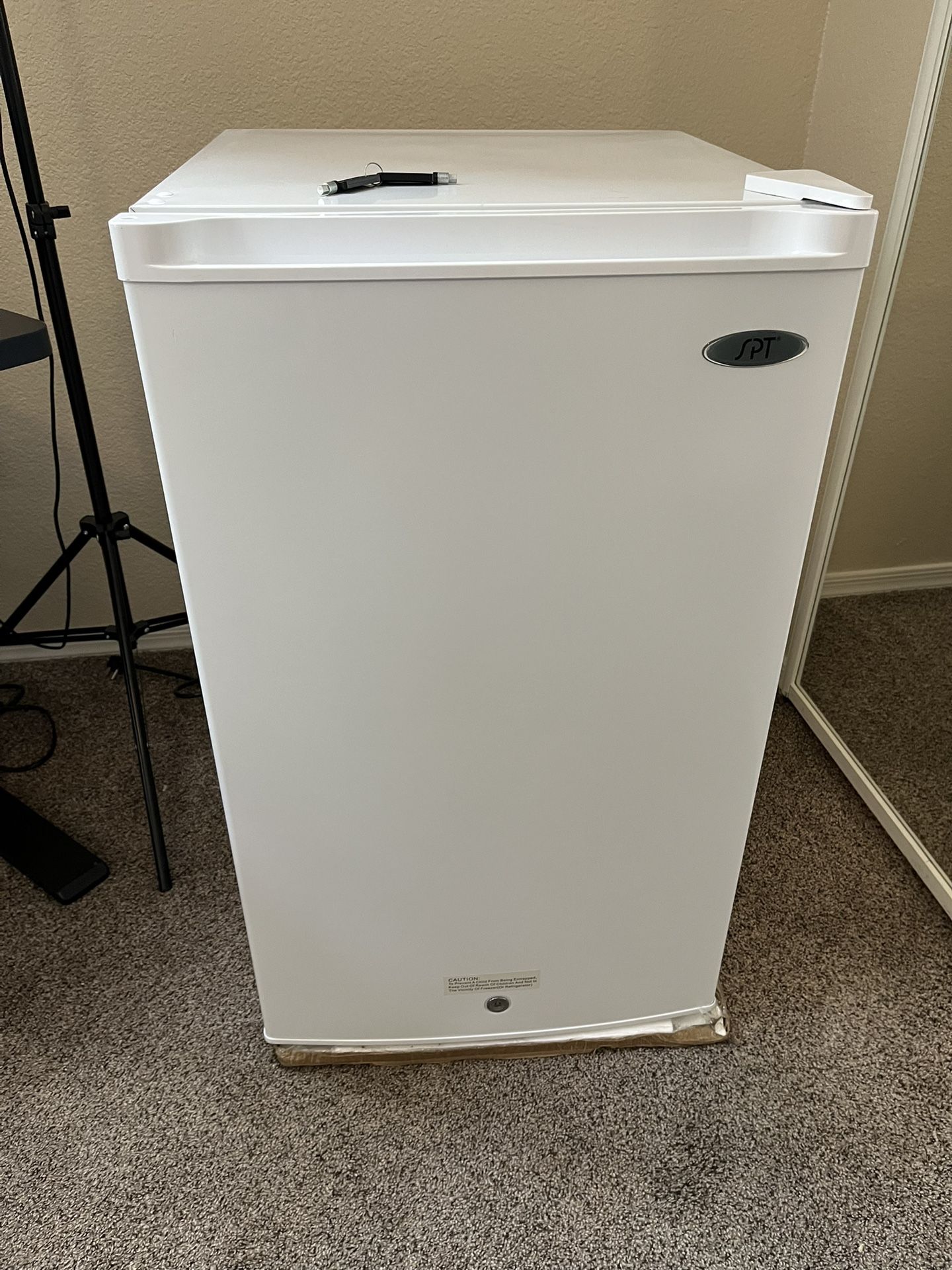 SPT Upright Freezer; 3.0 Cubic Feet