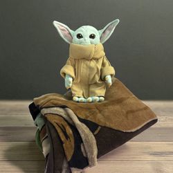 Baby Mandalorian Yoda Plush And Fleece Blanket 