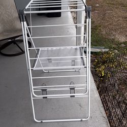 Collapsible clothes drying rack